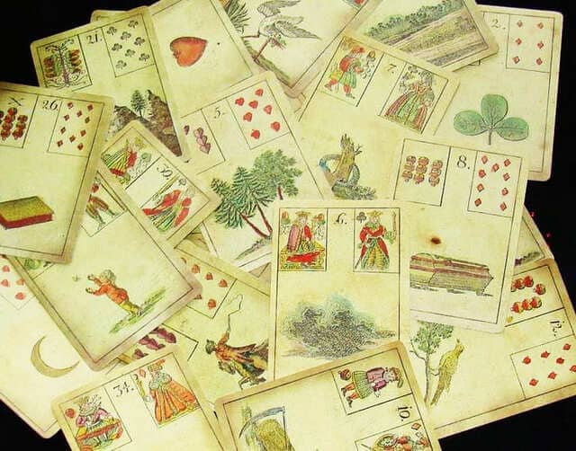 Foto de cartas antigas do baralho Petit Lenormand. A foto ilustra o artigo "Baralho Cigano ou Petit Lenormand e sua origem" do site Ori Mystyco.