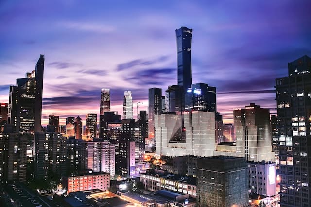 Foto de prédios comercias em um caidade grande. O céus tem uma cor lilás de final de tarde. A foto ilustra o artigo Vastu Shastra para negócios do site Ori Mystyco.