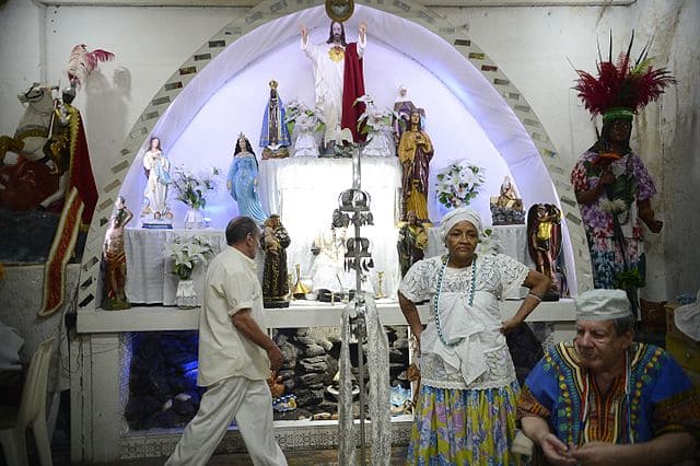 Foto de um altar / congá de um terreiro de Umbanda. A foto ilustra o artigo O que é Umbanda do site Ori Mystyco.