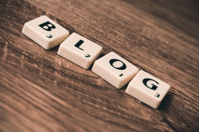 Foto de peças de plástico brancasm com letras pretas formando a palavra blog. Foto ilustra a página do Blog Ori Mystyco que traz assuntos sobre esoterismo, bem-estar, autoconhecimento e assuntos holísticos.